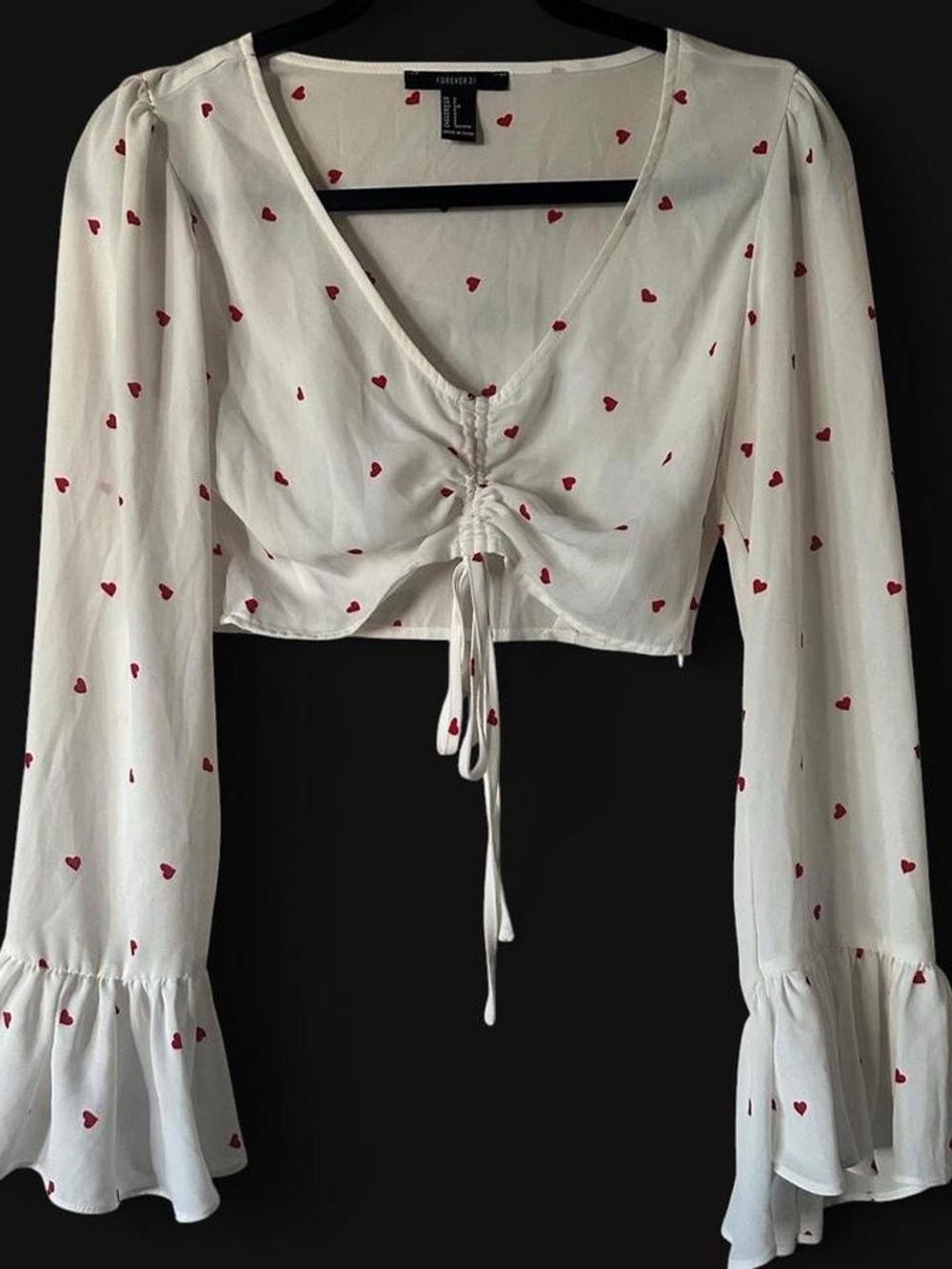 White heart print long sleeve crop top